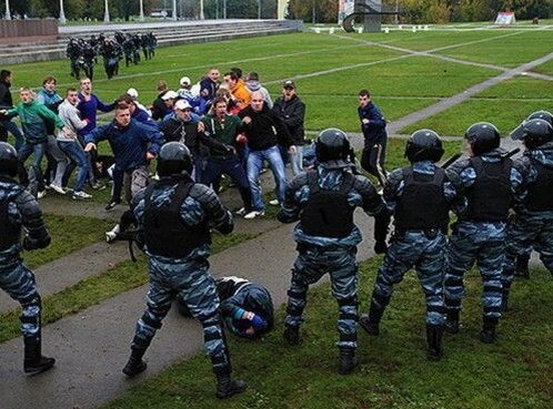 Стычка российских фанатов.