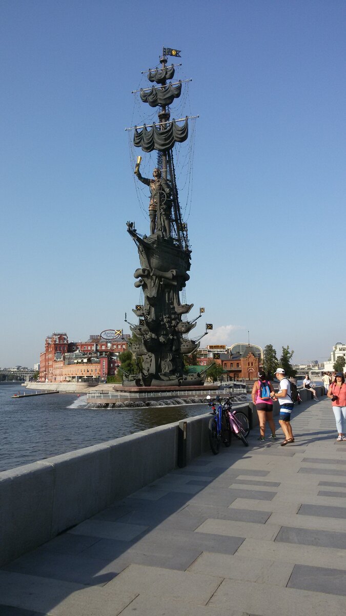 Памятник Петру Великому со стороны набережной  Москвы р.