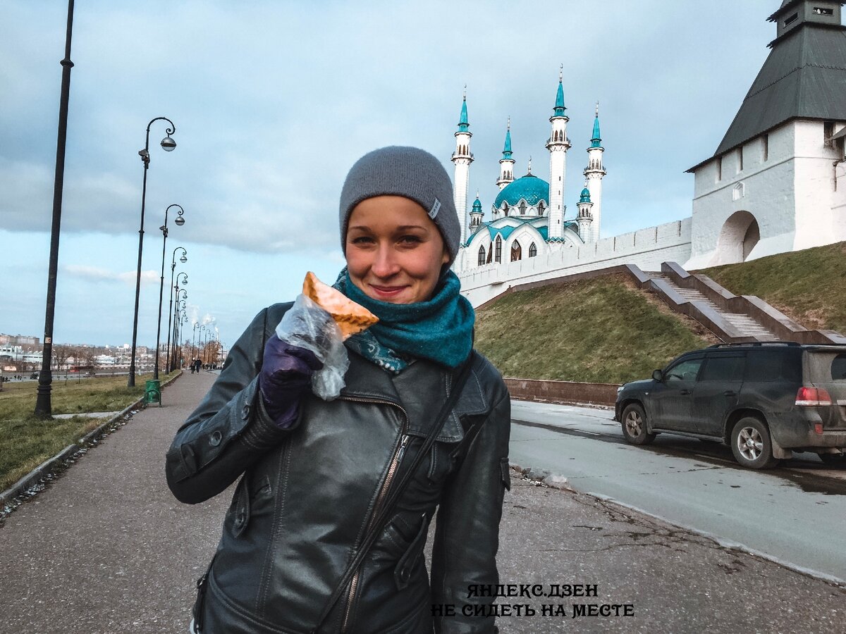 Я с учпочмаком на фоне мечети Кул Шариф, Казань. Жду, чтобы побыстрее сфотографировали, готова уже кушать :)