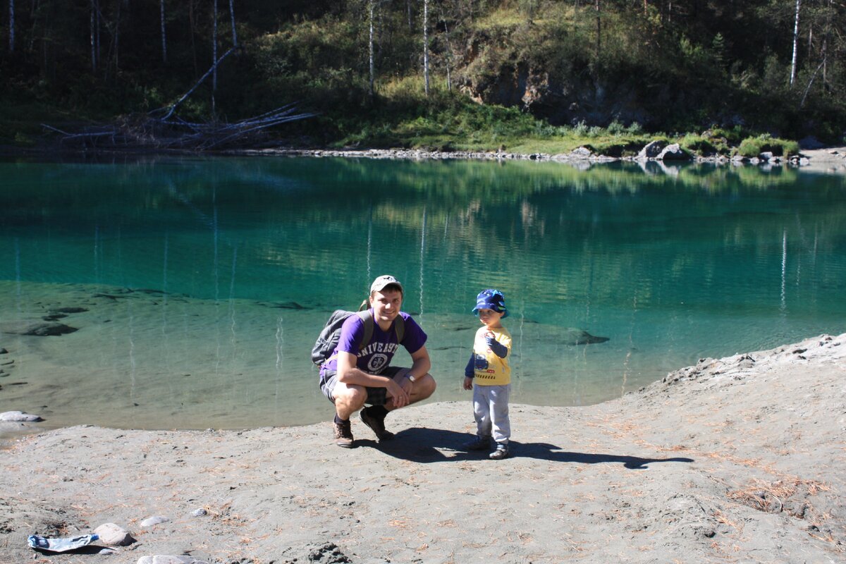 Ване тогда было 2,5 года. Часть пути прошёл пешком сам.