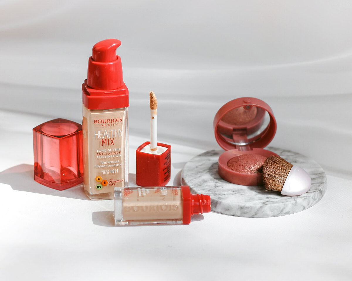 Имейте ввиду, что тональные средства Bourjois имеют заметный желтоватый подтон (мой — в оттенке 51 Light Vanilla) 