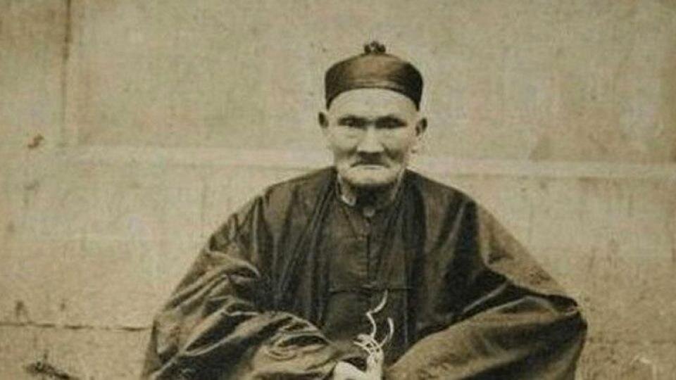 По легенде он родился в 1677-м, а умер в 1933 г.