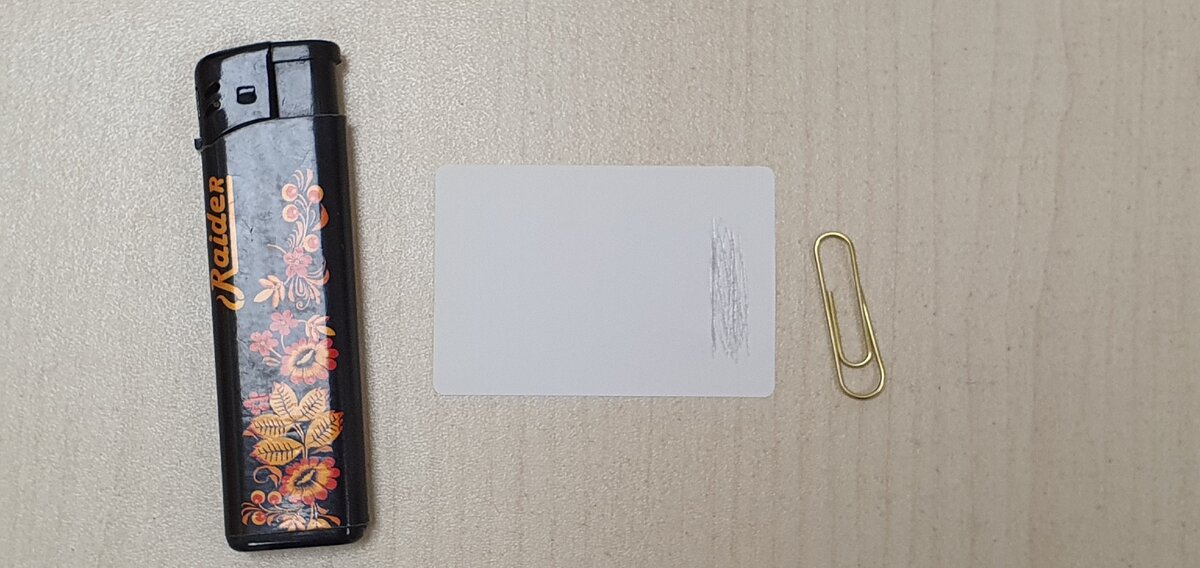 По этикетке поскребли скрепкой. Термослой несильно потемнел.