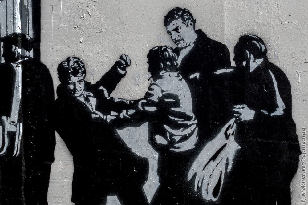 Фрагмент граффити "Очередь" © ZOOM - фото © NickFW.ru - 04.06.2019г.