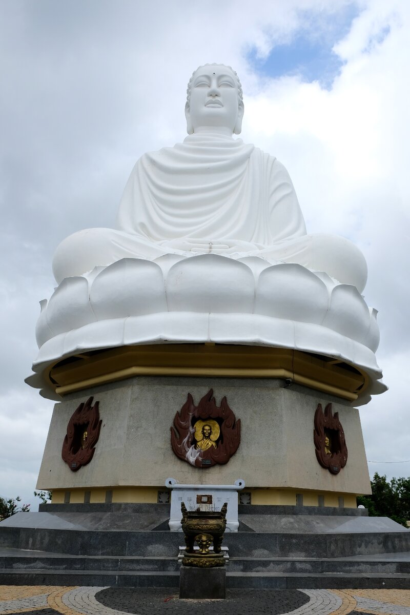 Пагода "Лонг шон" находится недалеко от центра, и попасть туда можно совершенно бесплатно
