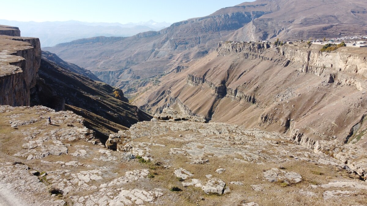 Вид с обрыва на долину, недалеко от села