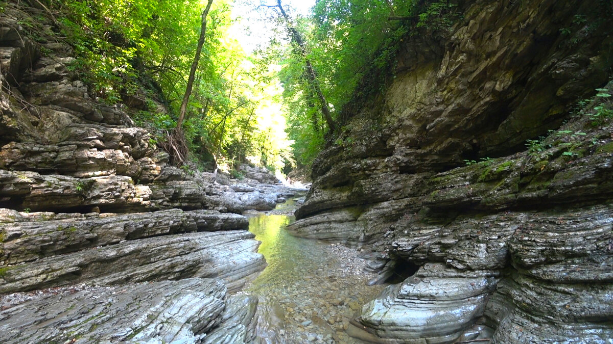 Река Букепка пробила в горной породе красивый каньон.