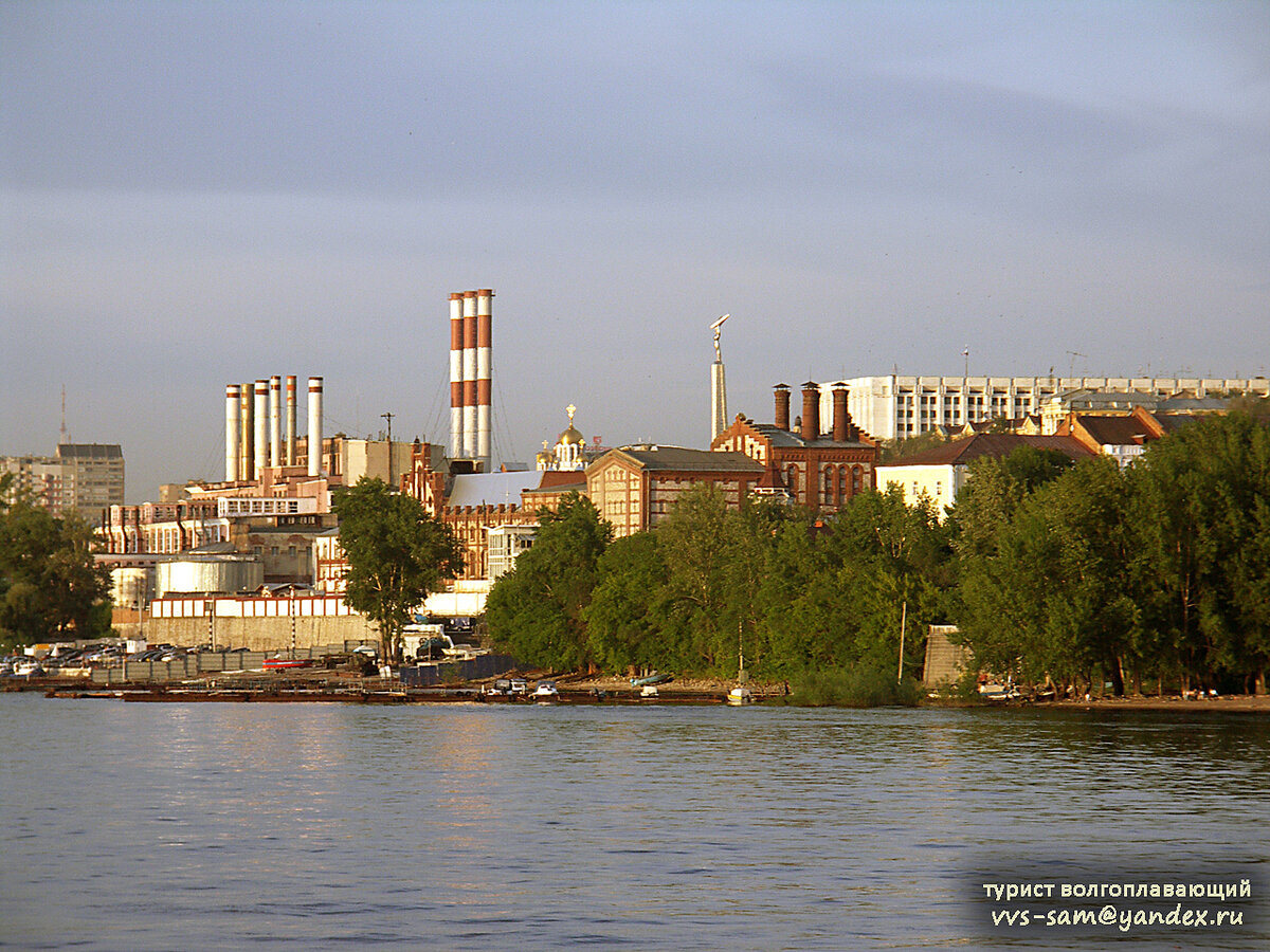 Вид на ГРЭС при движении вверх по течению от речного вокзала. Фото 02.06.2010.