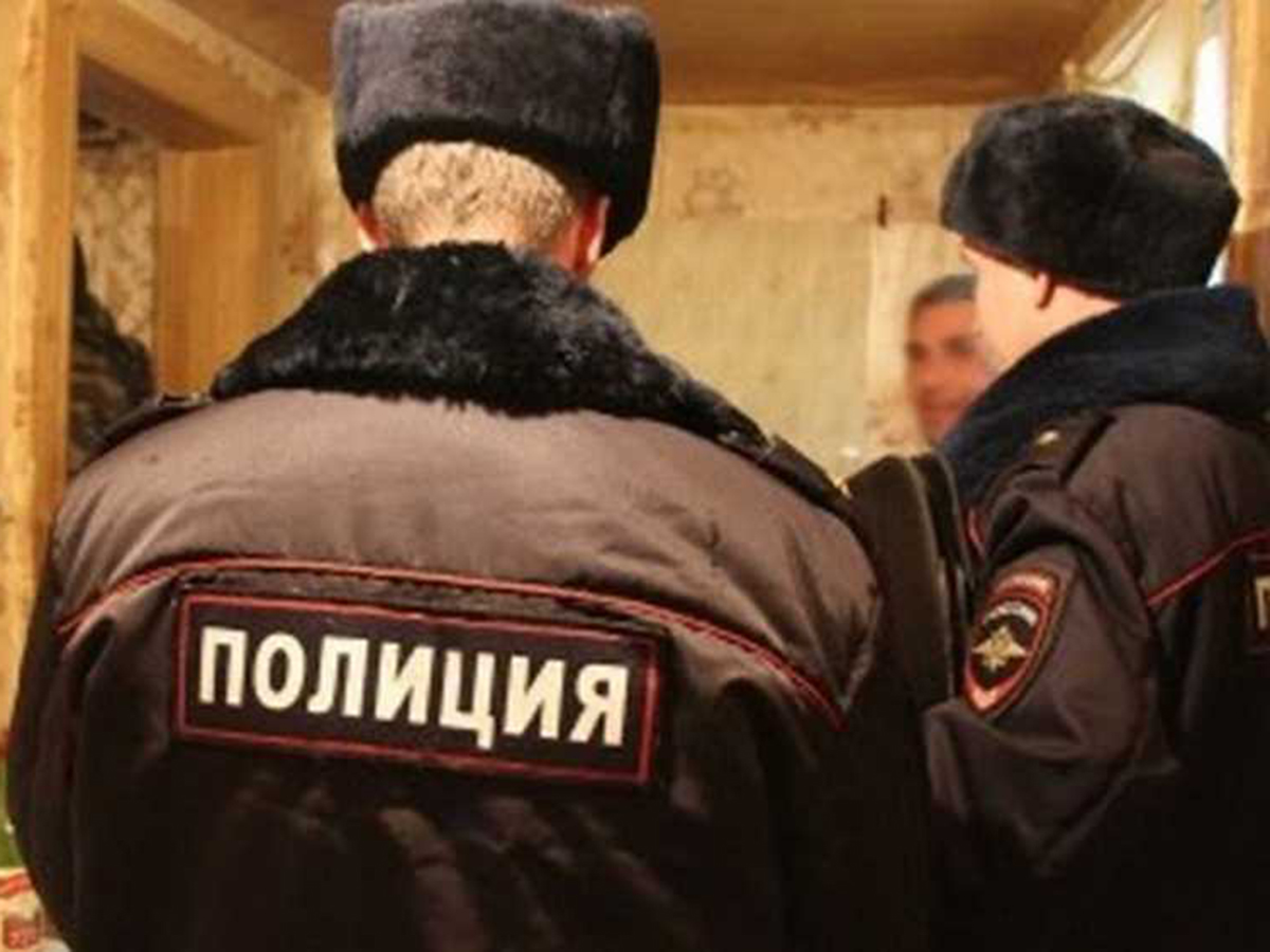 Полиция живет в квартире. Полиция живет в квартире. Судебные приставы выселение из квартиры. Милиция в квартире. Полиция живет в квартире.