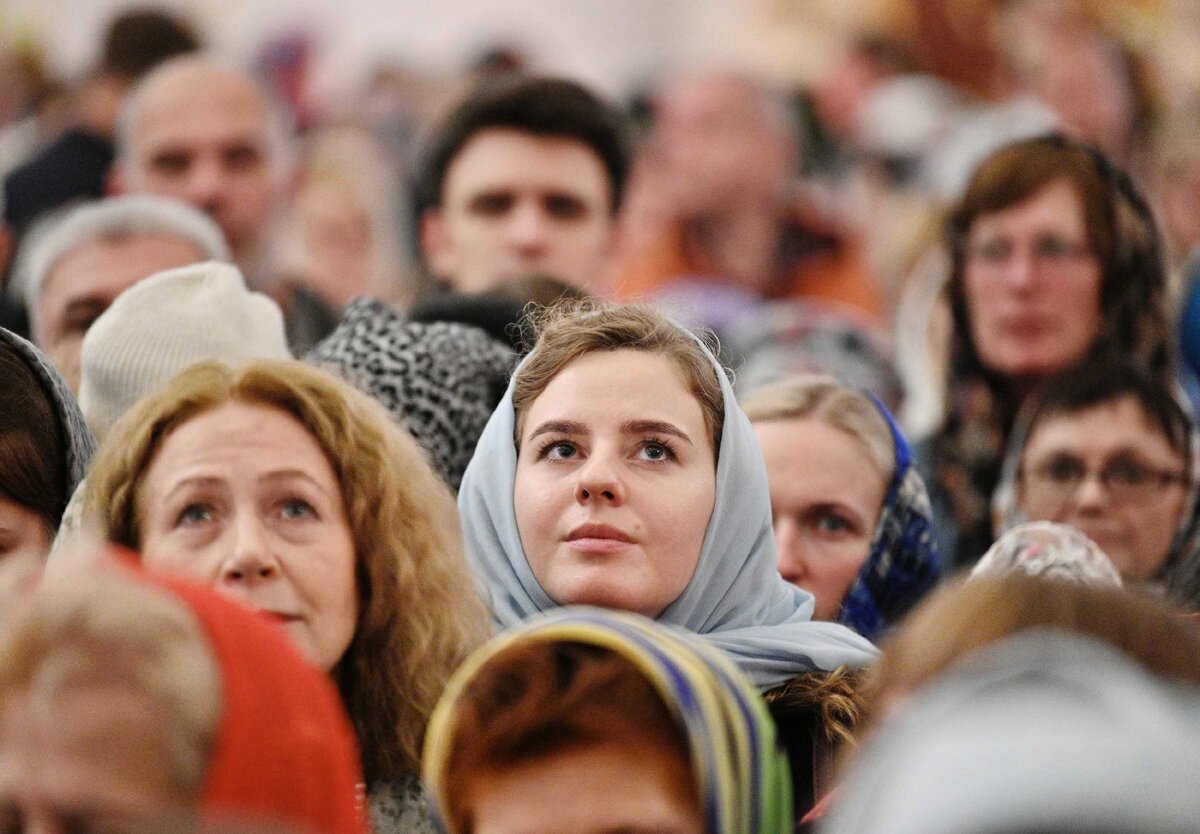 Одухотворенные лица верующих... Источник: https://foto.patriarchia.ru/news/patriarshee-sluzhenie-v-kanun-prazdnika-pokrova-presvyatoy-bogoroditsy-v-khrame-blagovernogo-knyazya-igorya-chernigovskogo-v-peredelkine-2019-10-13/