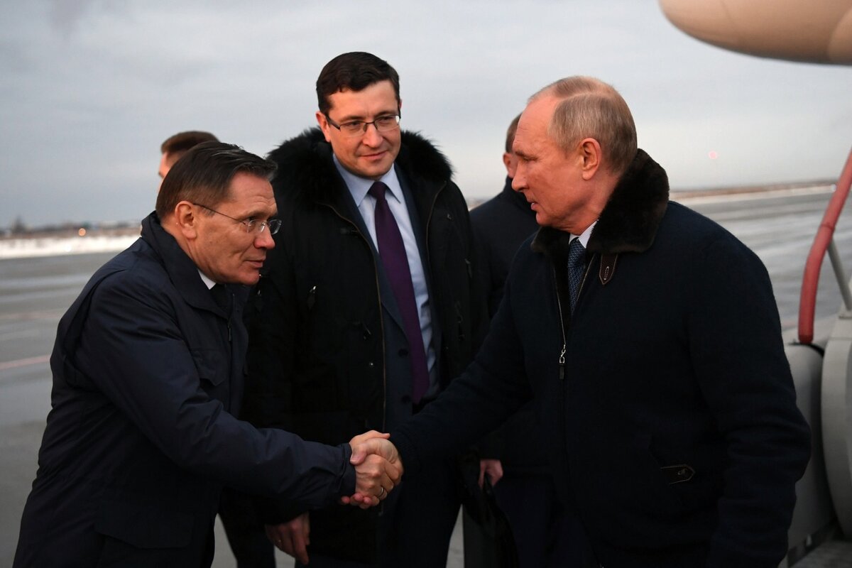 Пресс-секретарь президента РФ Дмитрий Песков объяснил, почему встретившиеся с Владимиром Путиным в Сарове чиновники были без масок и здоровались с ним за руки, несмотря на пандемию коронавируса. Рабочий визит российского лидера в Нижегородскую области состоялся 26 ноября. 
«Безусловно, пример — это важно, но в случае президента не стоит забывать, что и люди, которые с ним встречаются, их эпидемиологическая безопасность также соответствующим образом обеспечивается. Это не просто такое массовое бесконтрольное общение. С нашей и вашей помощью они об этом узнают», — заявил представитель Кремля.