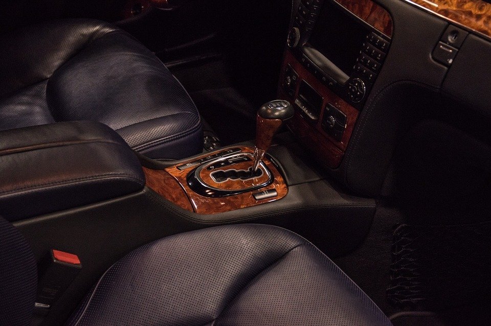 Изображение взято для ознакомления с сайта: https://pixabay.com ; Ссылка на изображение: https://cdn.pixabay.com/photo/2018/10/05/20/29/mercedes-3726791_960_720.jpg