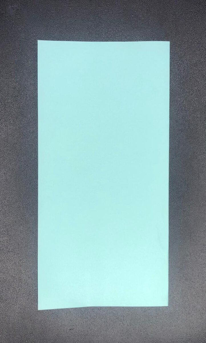 Лист бумаги складываем пополам, совмещая левые и правые края. 