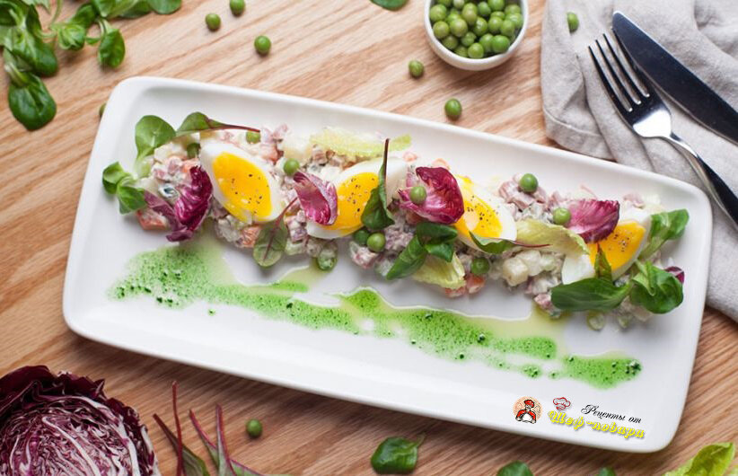 Оливье с копченой говядиной и листьями салата