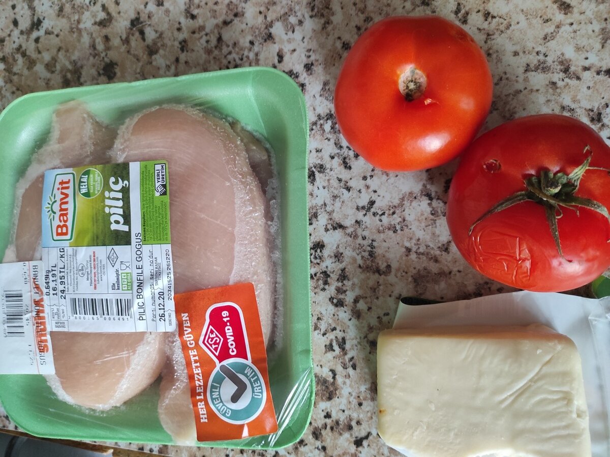 Курицу размораживаем, помидоры моем, а сыр достаем из холодильника