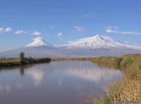 Гора Арарат - двойная вершина. Вид с реки Аракс у Киврага.