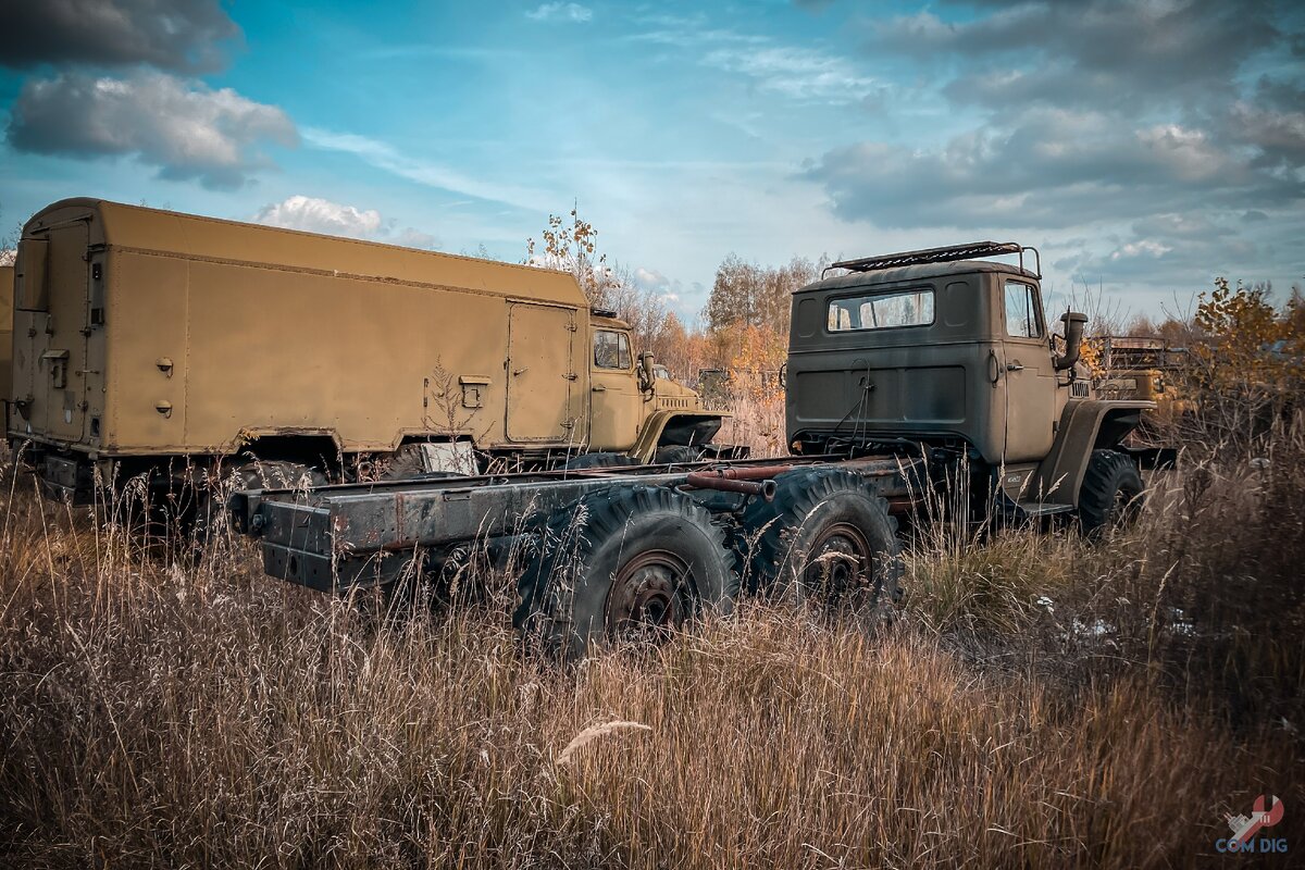 Заброшенные военные грузовики.
