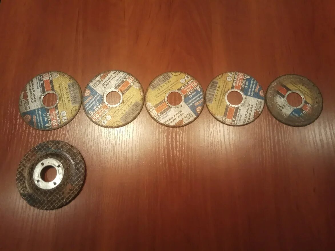Пять миллиметровых дисков,, и шлифовальный абразивный диск.