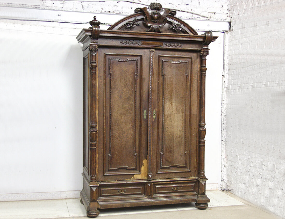 Шкаф металлический ржавый. Старинный деревянный шкаф. Шкаф платяной ретро 1937 дуб. Платяной шкаф 60х югославия. Антикварный платяной шкаф.