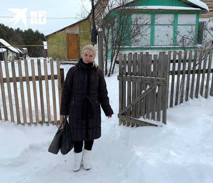 Родная мать братьев Милохиных у своего дома (фото - krsk.kp)