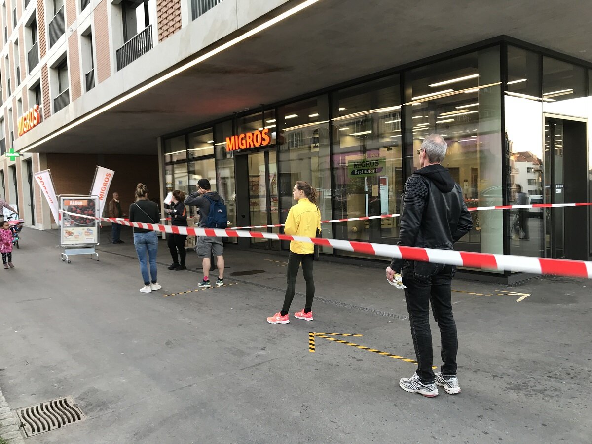 Очередь перед торговым центром, в связи с проверкой HES-кода