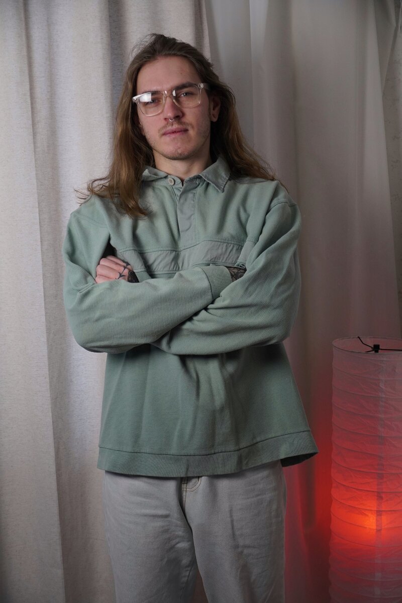 Джинсы, которые отдала ему после нескольких лет носки