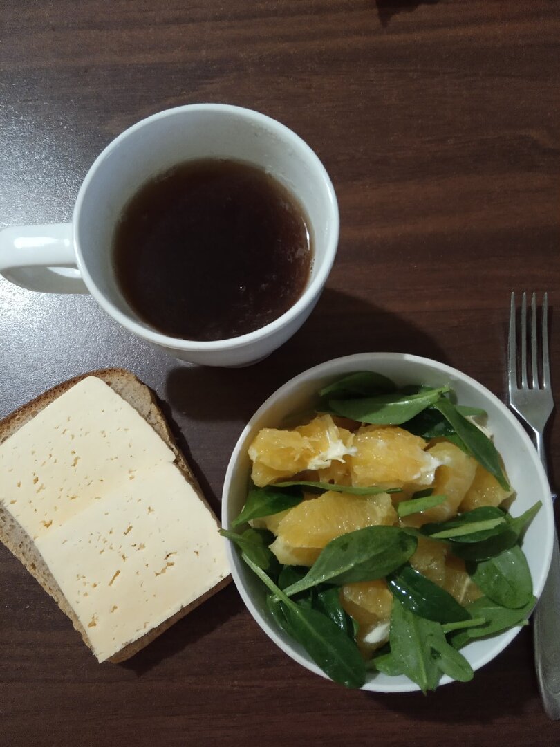 Антистрессовый ужин: апельсин + шпинат + растительное масло, ржано-пшеничный хлеб + молодой сыр, чёрный чай