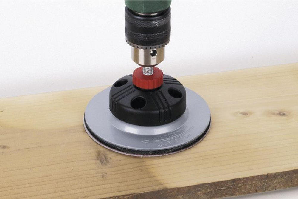 Как  проходит процесс шлифования дерева шуруповертом.