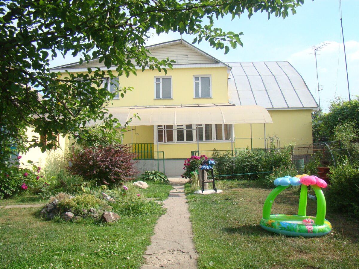 Строили мы его долго более 15 лет, выбора материалов тогда почти не было. (вид сзади)