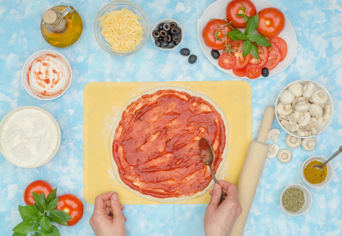 Намазываем тесто соусом из помидоров