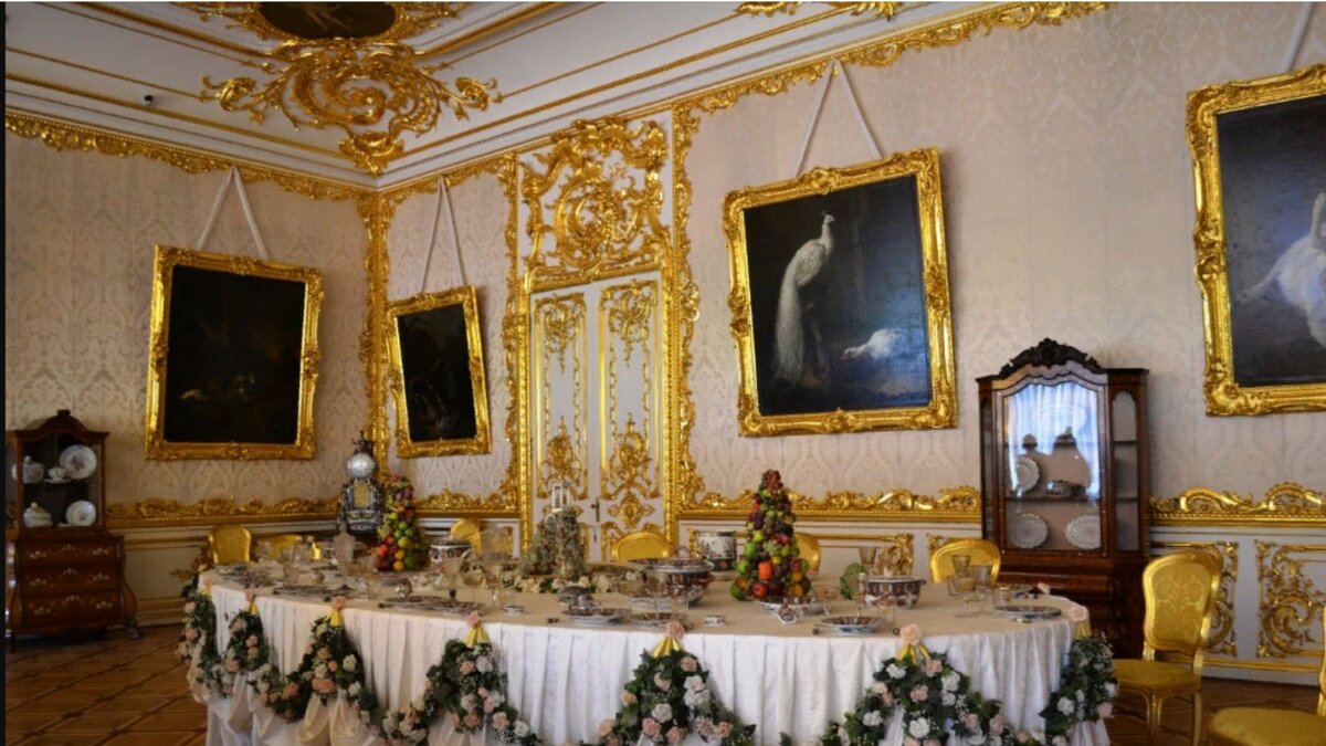 Это во многом объяснялось тем, что питание в императорских резиденциях было особенной формой общения императорской семьи со своим окружением. 