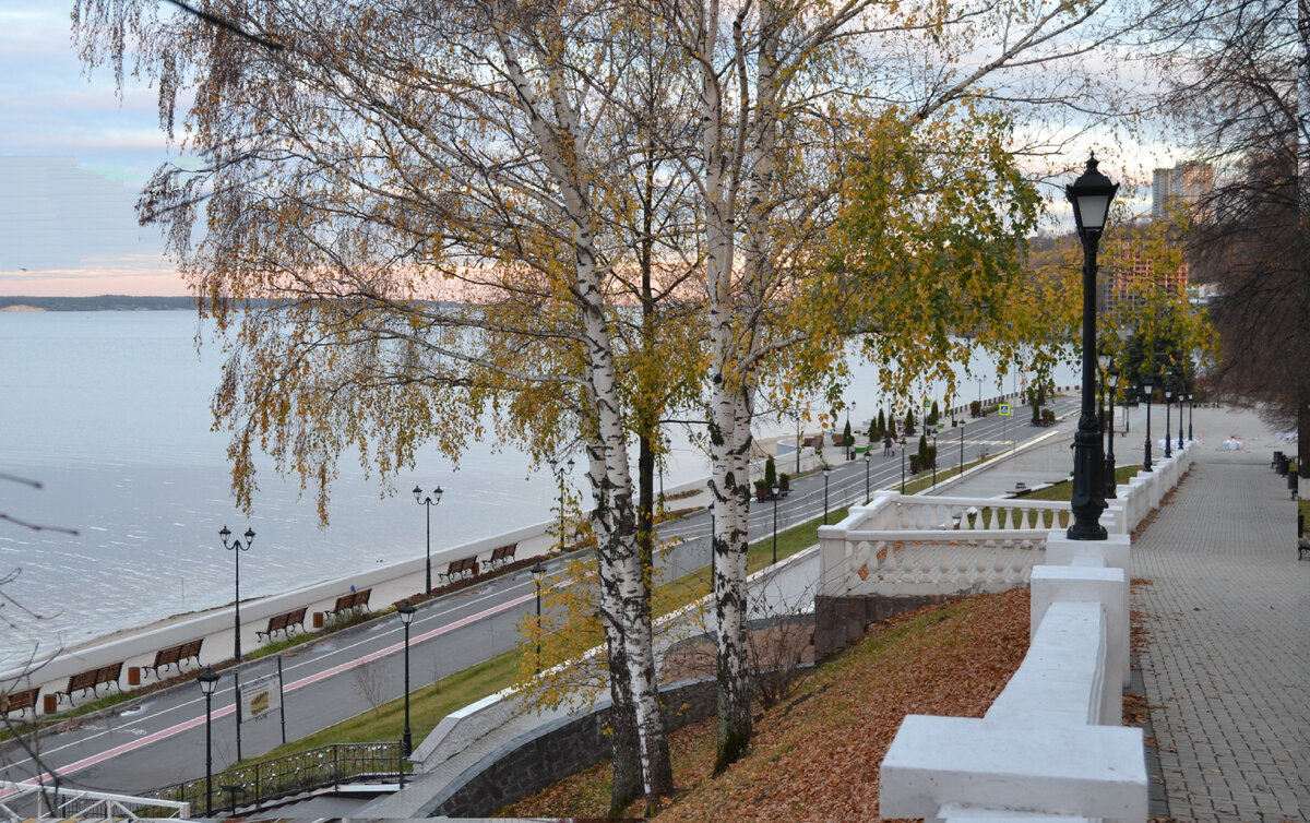 Это набережная реки. 