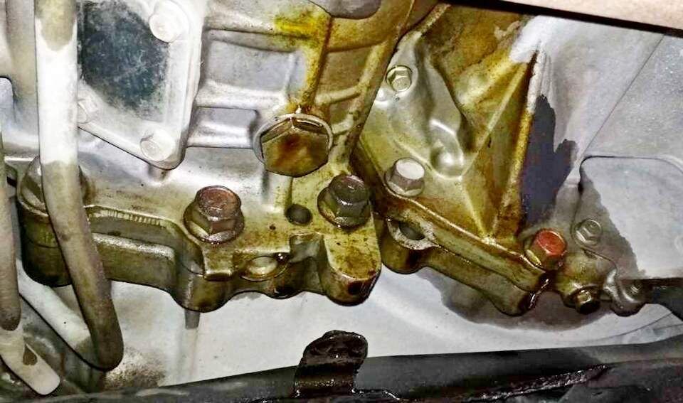 Подтеки масла на двигателе