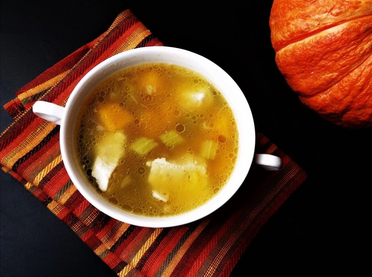 Овощной суп с бурым рисом, тыквой и сельдереем