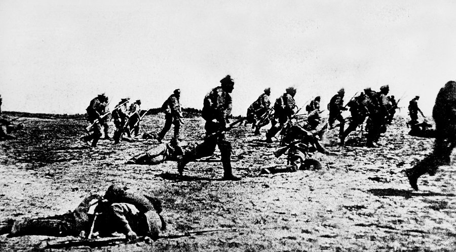 Русские солдаты идут в атаку на Юго-Западном фронте во время Брусиловского прорыва - Фото: INTERFOTO/TASS