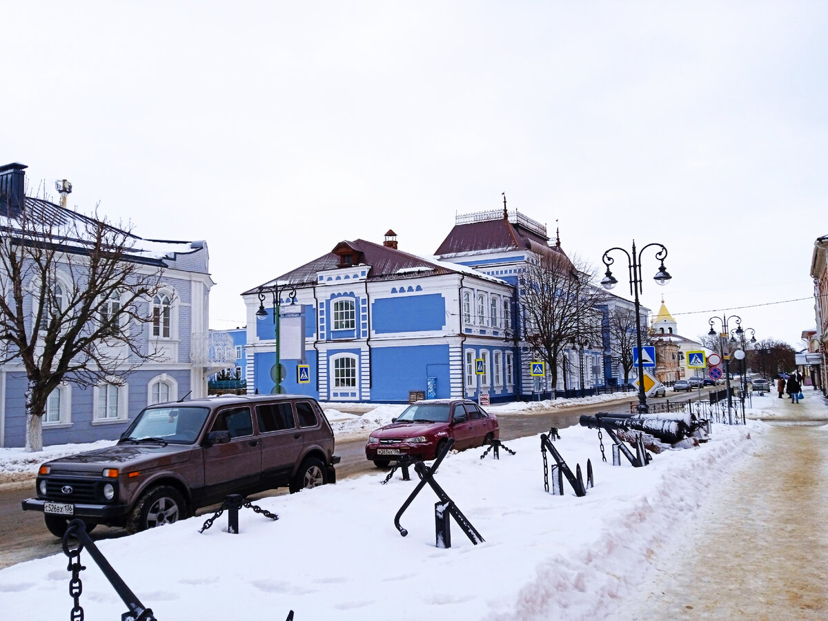 под фонарем еще пушки