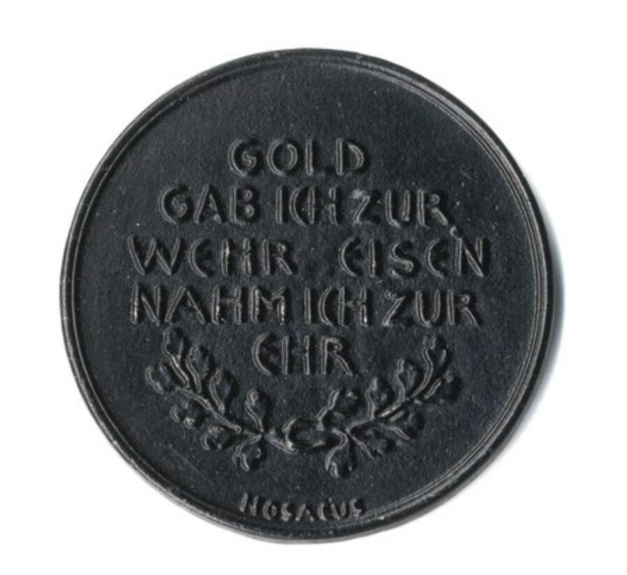 На реверсе медали можно прочитать: "Золото отдал я для защиты, Железо принял я как честь". (перевод мой непрофессиональный, так что смысл может быть немного искажен)