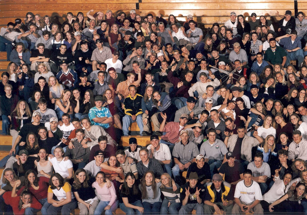 Теракт в школе сша. Колумбайн 1999 Дилан Клиболд. Школа Колумбайн 1999 Ханна. Старшая школа Колумбайн 1999.