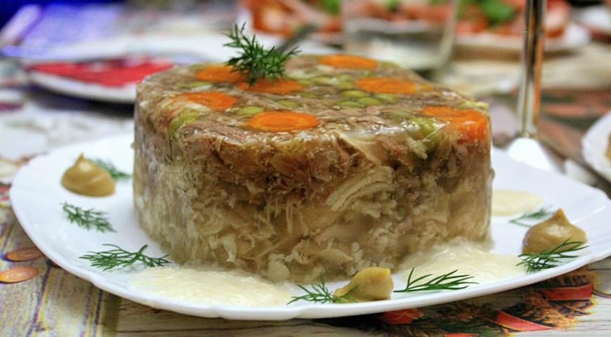 Холодец желатином рецепт из говядины классический. Холодец. Заливное из говядины. Холодец куриный. Холодец из курицы с желатином