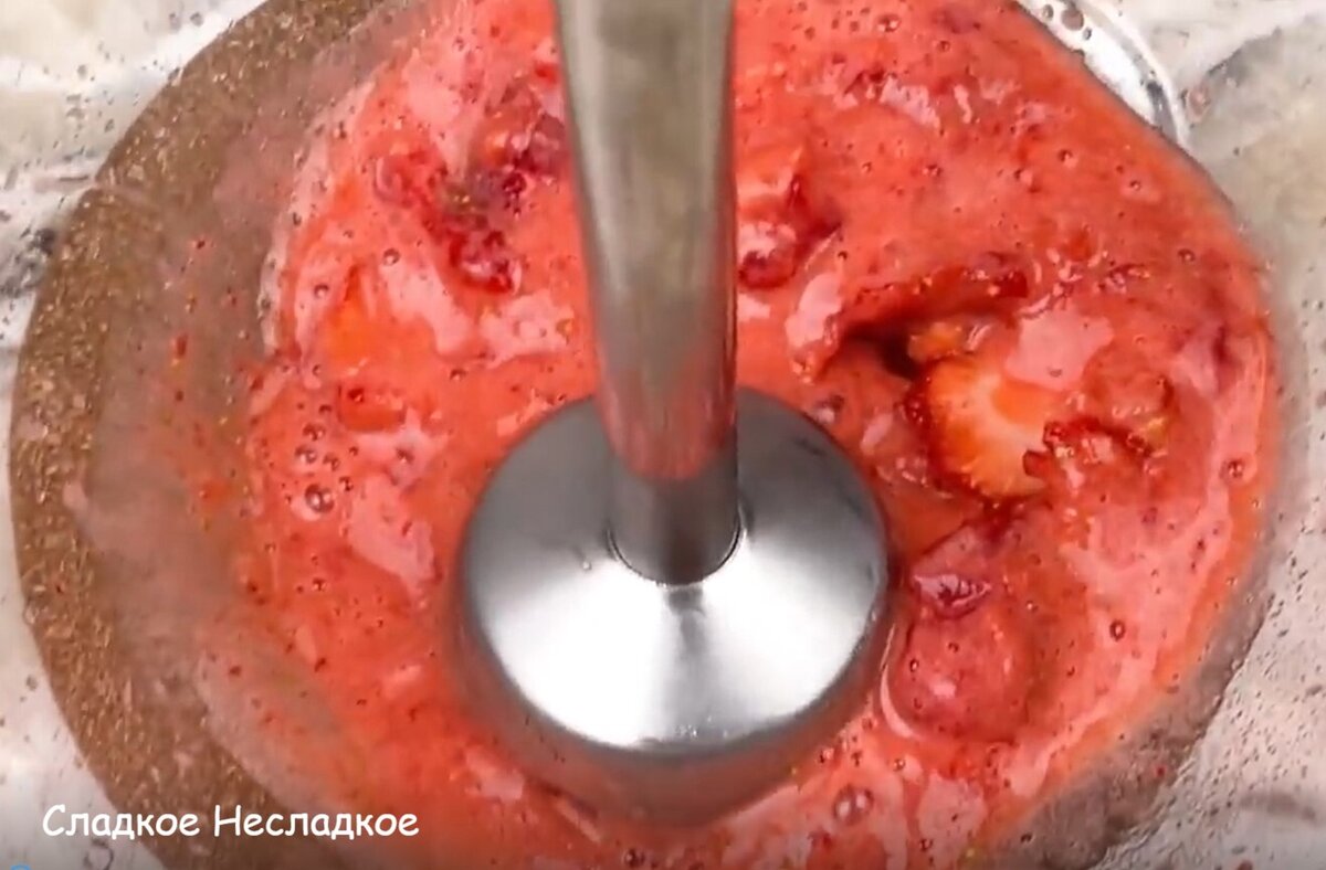 Измельчаю клубнику блендером