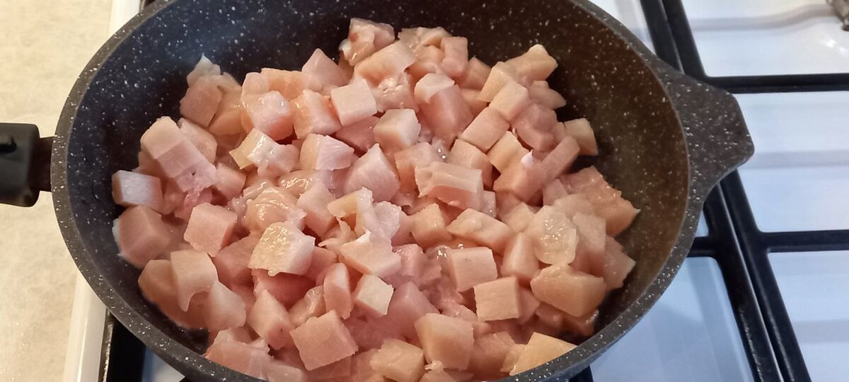 Куриное филе обжарить на сковороде.