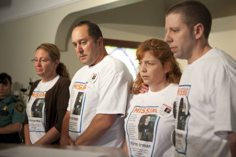 Семья Кайрона (справа налево): отчим Тони Янг, мать Дезире Янг, мачеха Терри Моултон и отец Кейн Хорман. 
