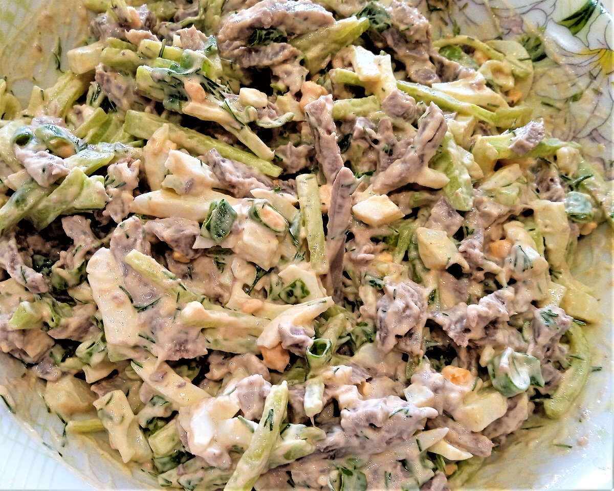 Салат с языком. Салат с языком свиным. Салат с языком и овощами. Салат из говяжьего языка. Салат с телячьим языком.