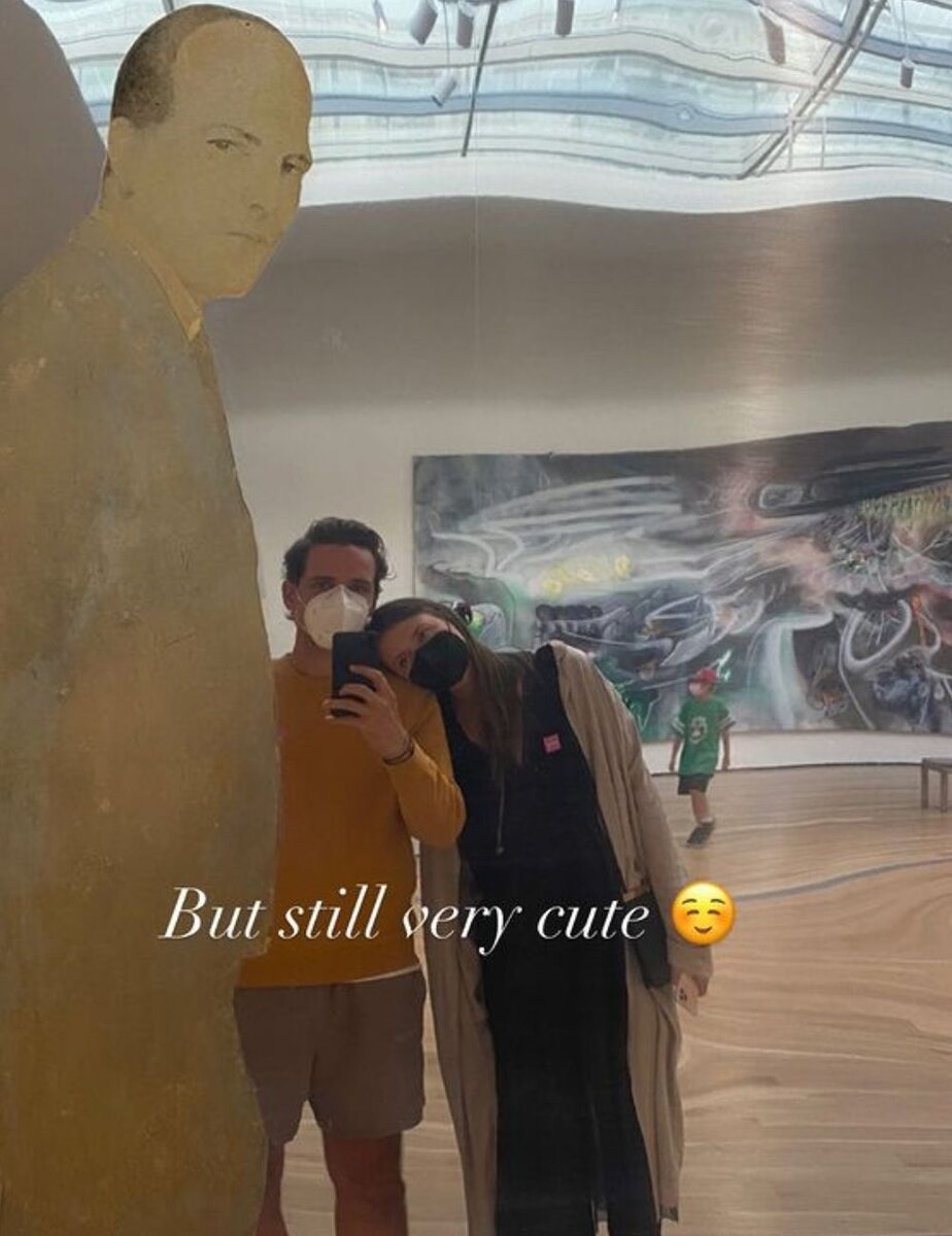    Мария с женихом посетили галерею Соцсети Марии Шараповой