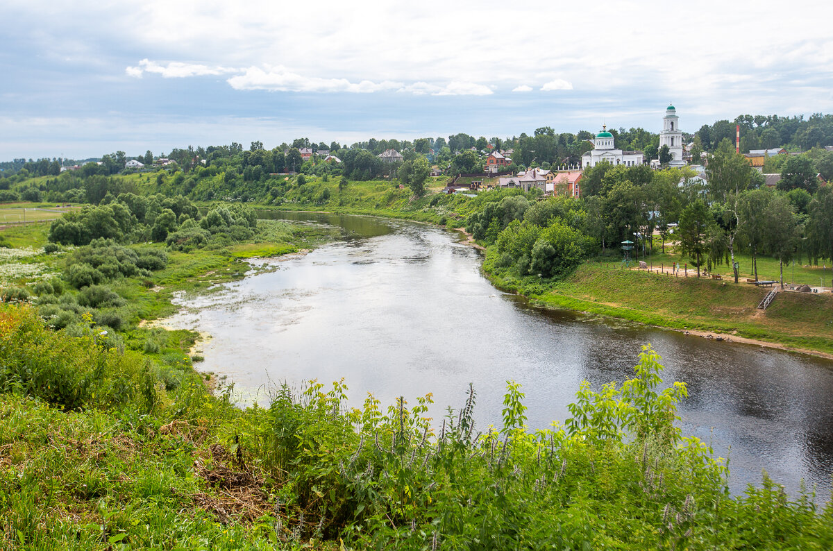Вид на Волгу и окрестности с Соборной горы. Ржев, Тверская область. Фото автора статьи 