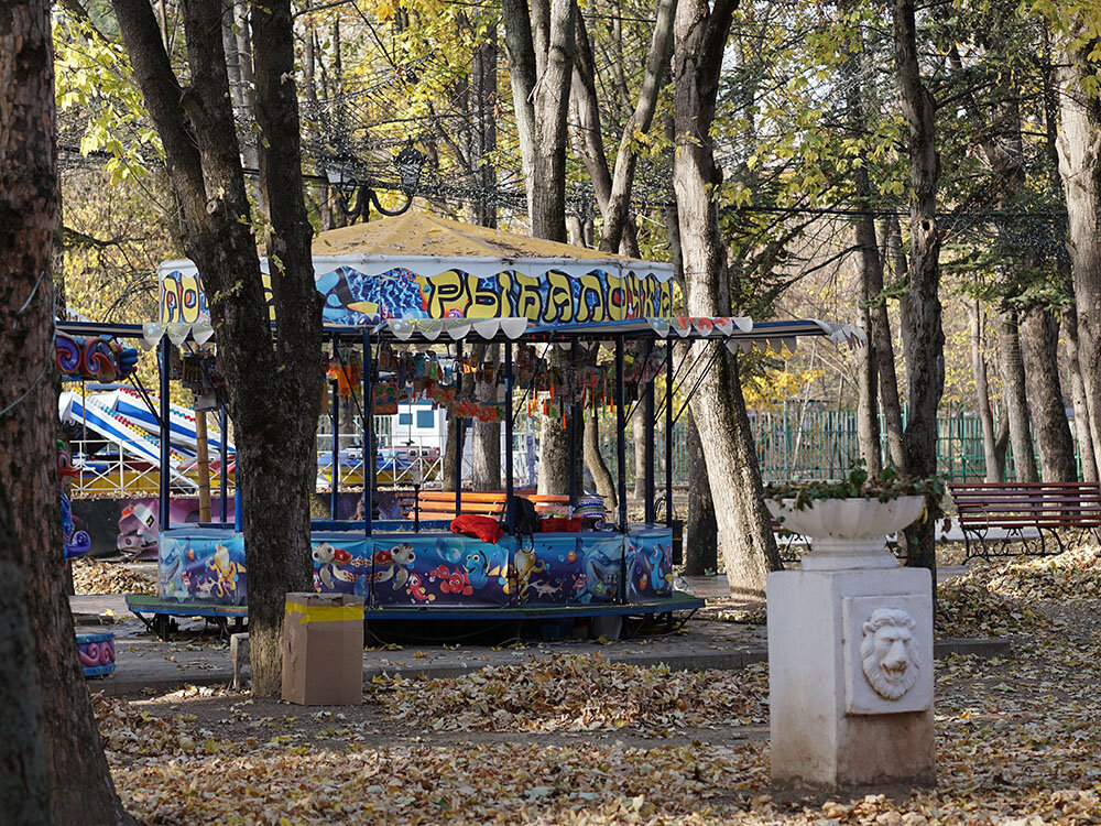 Утро. Здесь пока безлюдно, аттракционы только-только открываются.