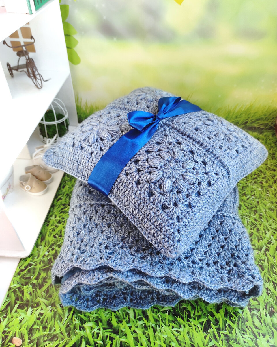 Комплект из пледа и подушки в коляску