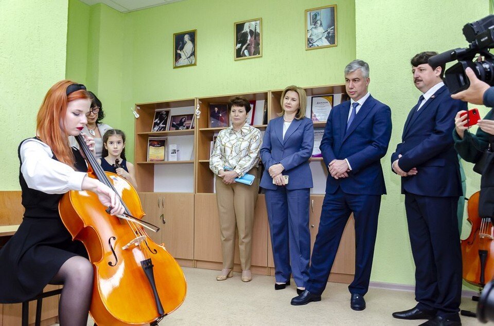     В День учителя ребята воспитанники школы искусств дали концерт. Фото: пресс-служба администрации Ростова