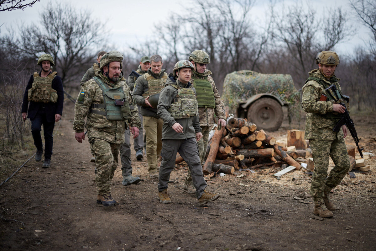 плохой он или хороший но президент Украины на фронте а Вы покажите мне фото Путина на боевых позициях (кишка тонка?)