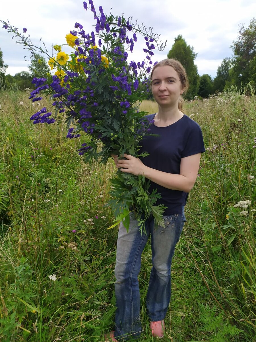 Позади меня - деревня. Не видите? А она официально существует. И цветы не дикие.